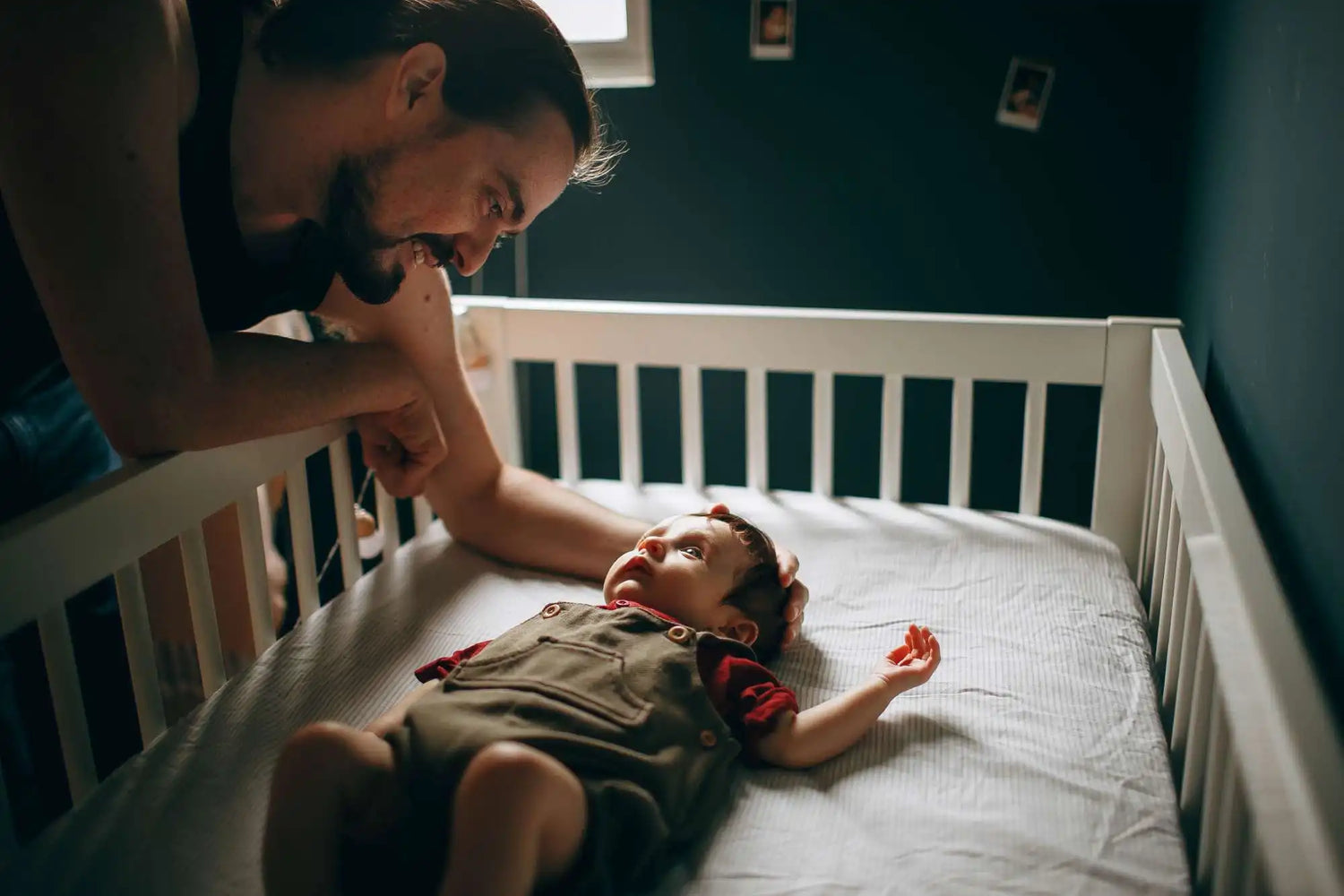 bébé couche dans un berceau